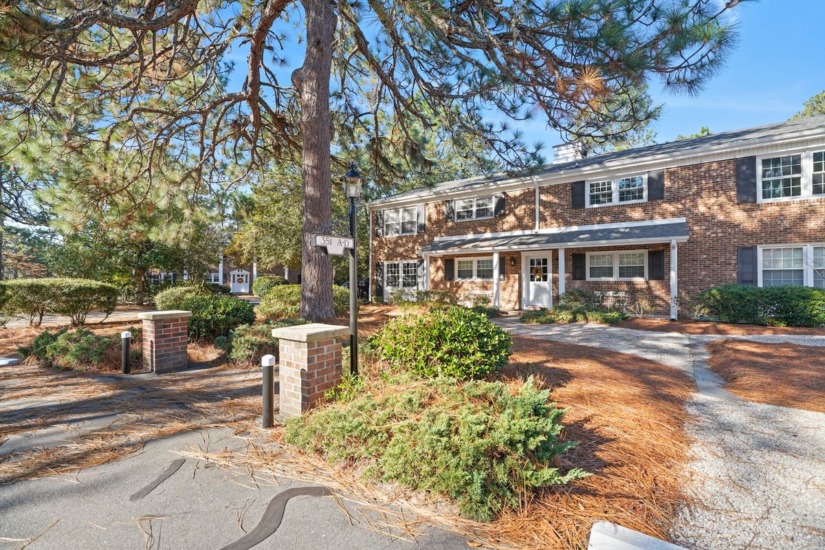 GreenHemUSA's tweet image. Discover the perfect blend of tranquility and modern living in this 2-bedroom, 2-bathroom condo in Knollwood Village in Southern Pines. Don't miss the opportunity to make this peaceful and scenic retreat your own. 🏡

👉greenhemusa.com/idx/351-D-Drif…

#SouthernPinesNC #PinehurstNC