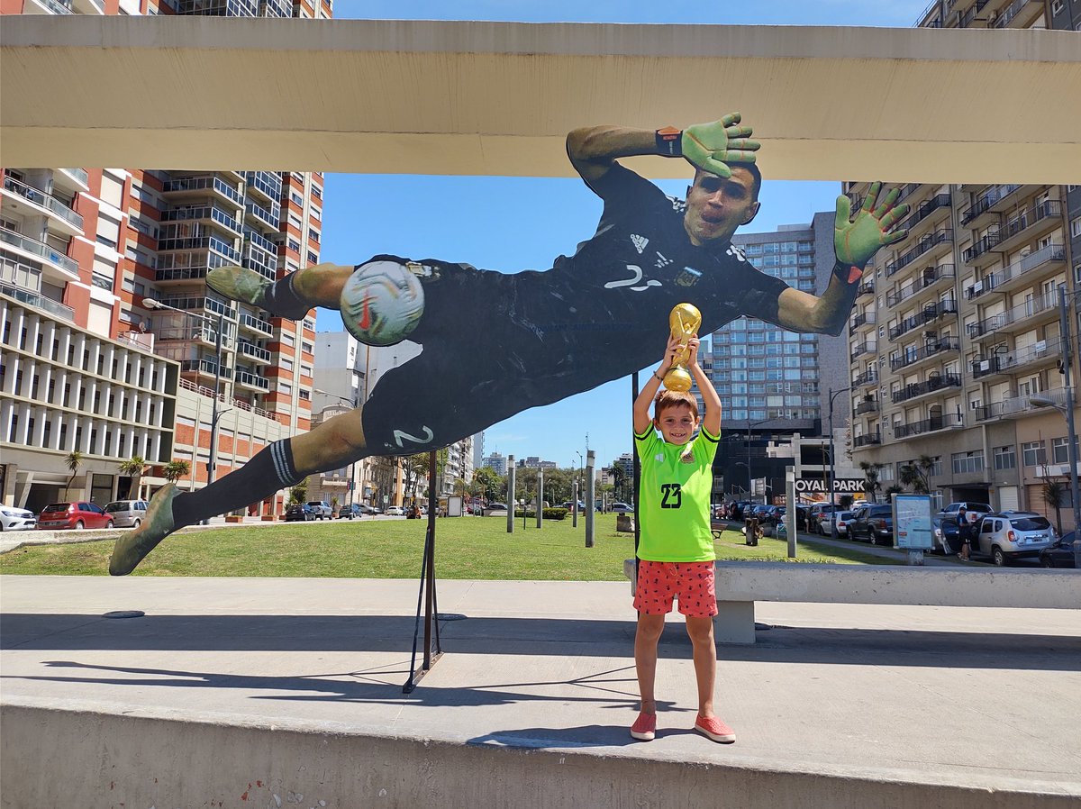 lulihortas's tweet photo. @AtaqueFutbolero Post mundial había otra y te prestaban una copia trucha de la copa para que te saques la foto. https://t.co/lRB5VaPJIB