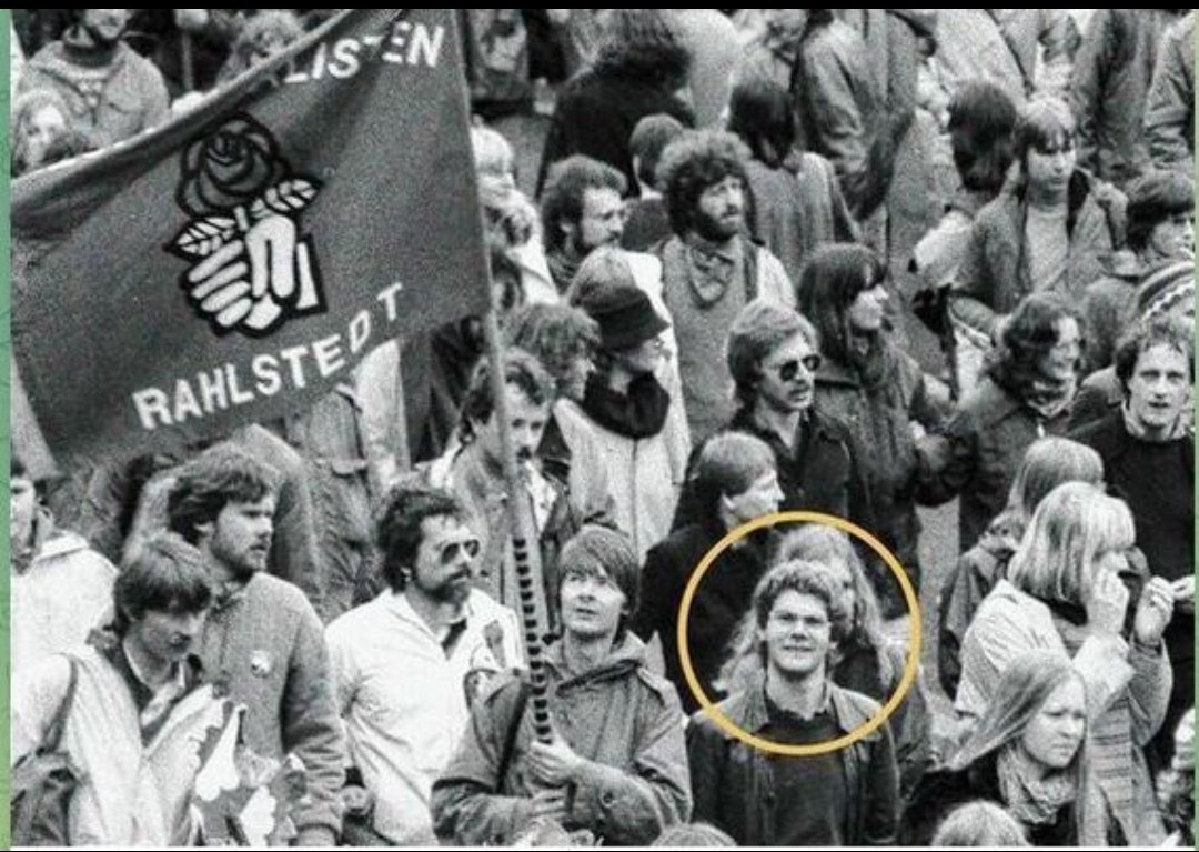 LMA258's tweet photo. 1983
Olaf Scholz demonstriert in Ramstein
gegen die Stationierung von US Atomraketen
' https://t.co/siemQvs2DN