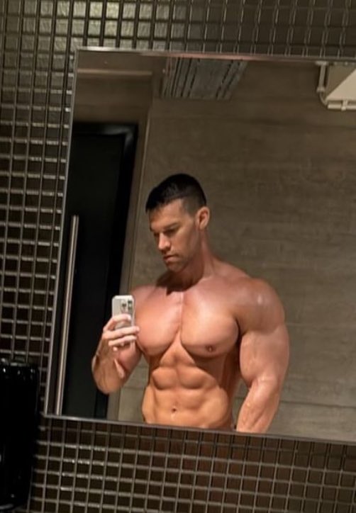 MuscleSF's tweet photo. Sexy built Csaba Szigeti, aka Kris Evans. https://t.co/DyfiZaExVQ
