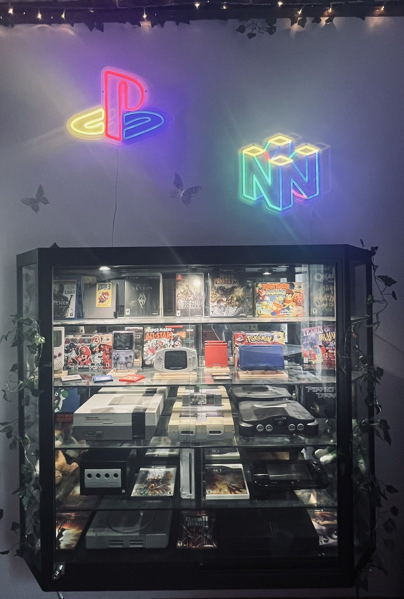 TheDragoonQueen's tweet photo. This is VERY not done, because I basically have just crap everywhere in there right now, but I’m very excited about the little glass game case display I have in my room 🥰

-GB
-GB Color
-GB Advanced
-GB Advanced SP
-DS
-3DS
-NES
-SNES
-N64
-GameCube
-Wii
-Wii U
-PS1
-PS2 https://t.co/r6AypUkeC1