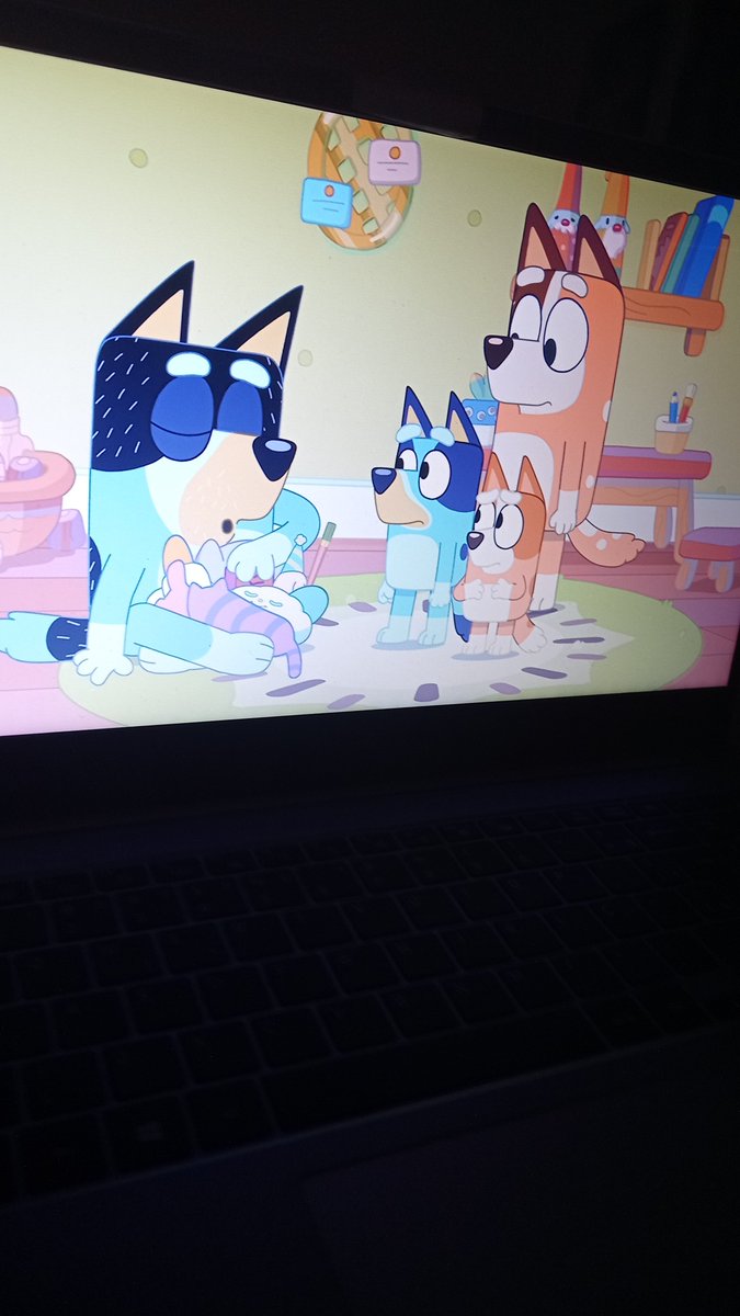 LinReun's tweet photo. Lili assistindo Bluey com onne-chan ♡ https://t.co/aXFCeUUI0R