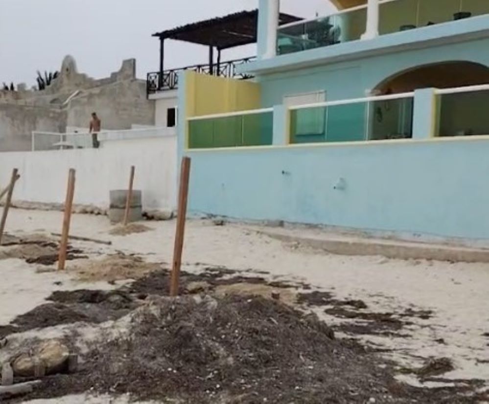 ReporteroYuca's tweet photo. #OJO Otra historia de extranjeros abusivos en playas de #Yucatán; ahora fue una mujer quien vive enfrente de la playa y colocó maderas para impedir que los bañistas pasen, además de que no permite a los pescadores deja sus embarcaciones y presuntamente los agrede verbalmente. 1/2 https://t.co/5NecpC0nZj