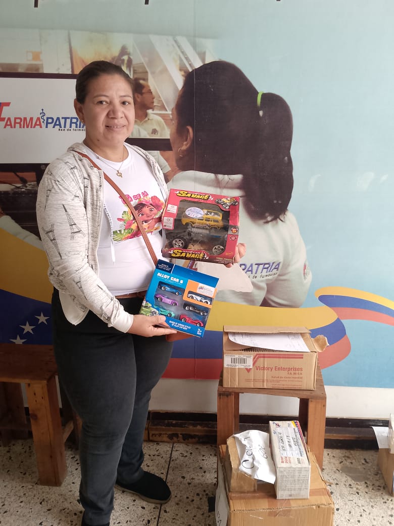 📷#EnFotos | Con mucha alegría, nuestros trabajadores reciben obsequios en celebración del Día del Niño. 🎉
#Felizdiadelniño #JuntosPorCadaLatido #YosoyFarmapatria

<a href="/NicolasMaduro/">Nicolás Maduro</a> 
<a href="/MagaGutierrezV/">Magaly Gutiérrez Viña</a>