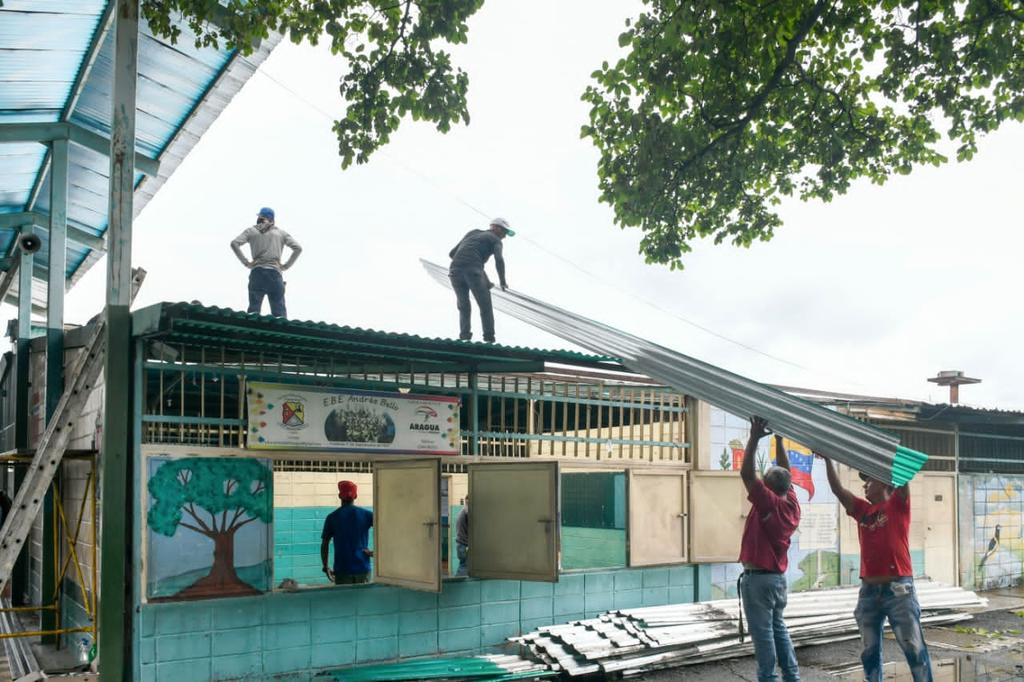 #CrecimientoProductivo
¡En Aragua firmes con la educación!

Para impactar a una matrícula de más de 380 estudiantes iniciamos los trabajos de reacondicionamiento de la E.B.E. Andrés Bello. El Buen Gobierno trabaja con determinación por las escuelas de Venezuela.
<a href="/NicolasMaduro/">Nicolás Maduro</a>