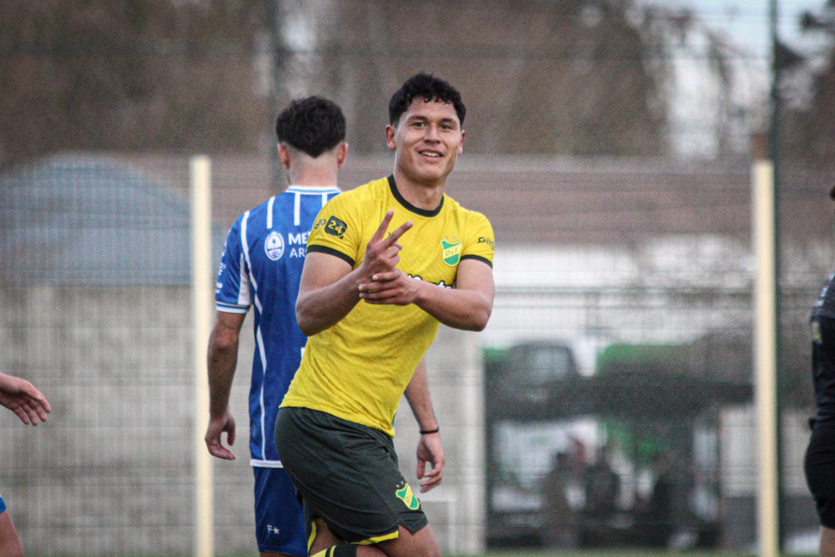 TiempoDeportiv8's tweet photo. #CopaProyeccion

Ganó el Expreso 

Final del partido en el predio Campeones Del Mundo la visita se lleva los tres puntos a Mendoza ganó #GodoyCruz 2-1 #ReservaDefensa.

⚽ Pablo López 
⚽ Mauro Arias y Tomás Menegon.

#VamosTomba #DefensayJusticia

📷 @ClubDefensayJus https://t.co/zy6mLX8nYx