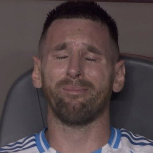 AlexDom64's tweet photo. Suena el primer segundo de “finales de agosto” de @saikobeibe 
Yo automáticamente: https://t.co/NjzcbAix50