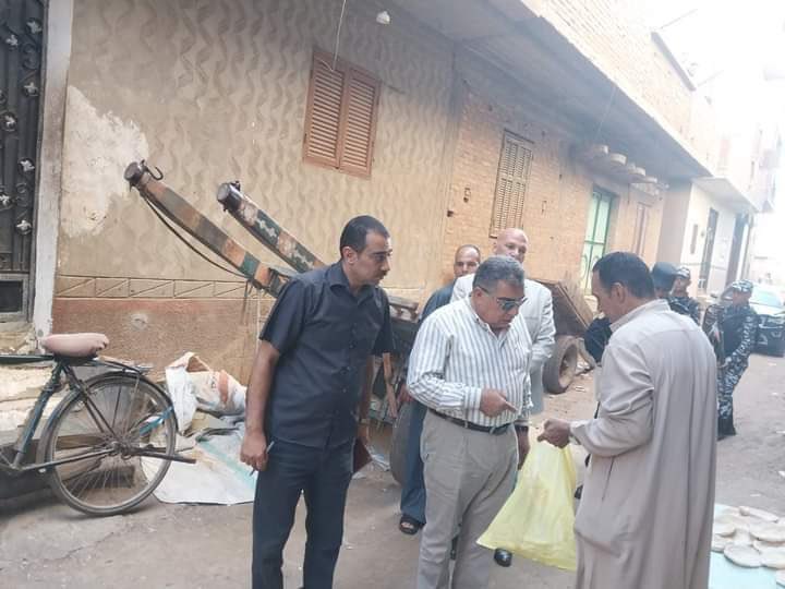 و منذ قرون و تحديدا عام 2024 كان بعض المحافظين يصادرون الخبز من منازل الفقراء بريف مصر بدعوي ضبط الاسواق. و لكن كان الهدف الاسمي لدي اولئك المحافظين هو نيل رضاء السلطان و اغداق المناصب عليهم. حتي اشتد غضب المصريين عليهم و نالهم ما نالهم منهم. قصة حزينة سيحكيها احفادنا