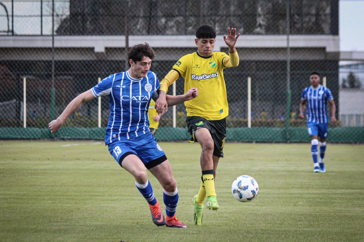 TiempoDeportiv8's tweet photo. #CopaProyeccion

Ganó el Expreso 

Final del partido en el predio Campeones Del Mundo la visita se lleva los tres puntos a Mendoza ganó #GodoyCruz 2-1 #ReservaDefensa.

⚽ Pablo López 
⚽ Mauro Arias y Tomás Menegon.

#VamosTomba #DefensayJusticia

📷 @ClubDefensayJus https://t.co/zy6mLX8nYx