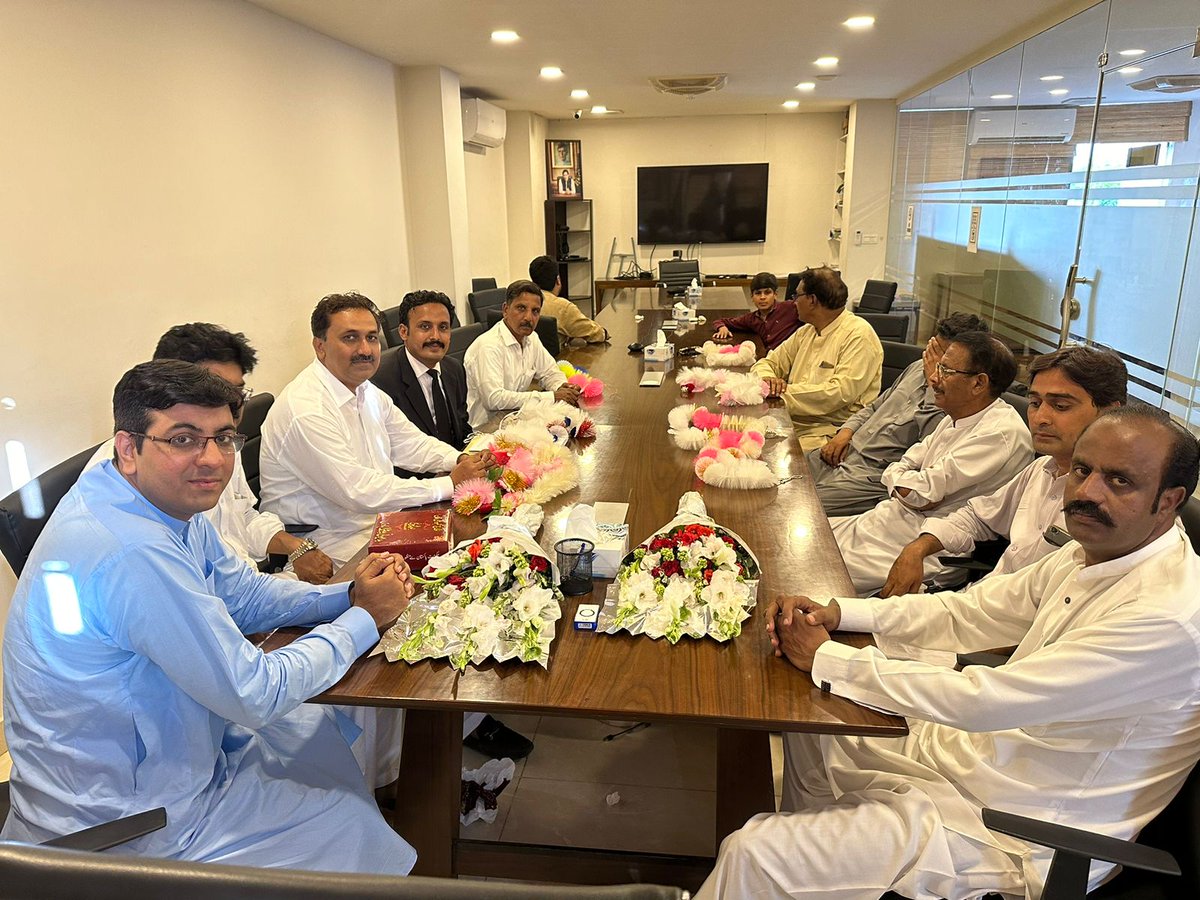 اسلام آباد 
سپریم کورٹ سے مخصوص سیٹوں کا فیصلا آنے کے بعد مینارٹی  کے وفد سندھ اور کےپے ، پنجاب ، بلوچستان  مینارٹی رھنما  کی پی ٹی آئی چئیرمین بیرسٹر گوہر علی خان صاحب اور سیکٹری جنرل عمرایوب سے ملاقات کی اور مبارکباد بھی پیش کی۔