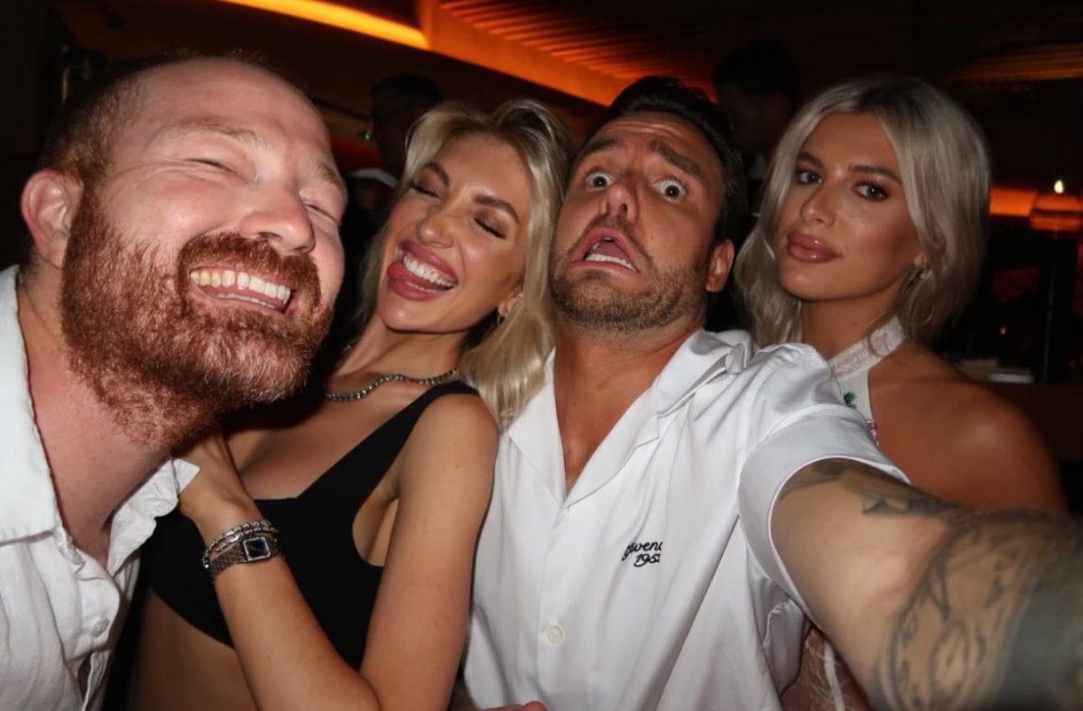 OT5UpdatesFR's tweet image. ☀️| Liam avec Kate et des ami.e.s récemment ! 

© dereksnook_