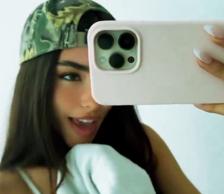 avalee1700's tweet photo. BUT BABY HERE WE ARE 
#selfiesfor15minutes 
#MADISONBEERISCOMING @madisonbeer 🕒🤍 https://t.co/Kow6CEHFdp