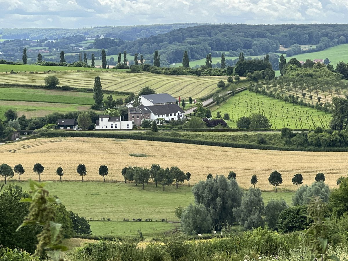 WurfTwain's tweet image. Uitzicht vanaf de heuvel bij Eys, Zuid-Limburg. Een bijzonder stukje Nederland. #limburg #zuidlimburg #eys #landschap #fotografie @magnifiekZL