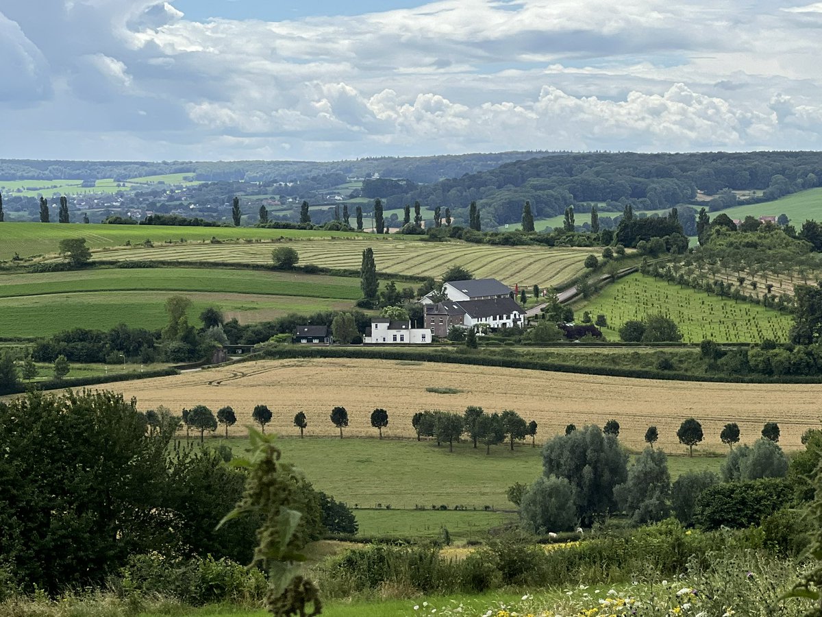 WurfTwain's tweet image. Uitzicht vanaf de heuvel bij Eys, Zuid-Limburg. Een bijzonder stukje Nederland. #limburg #zuidlimburg #eys #landschap #fotografie @magnifiekZL