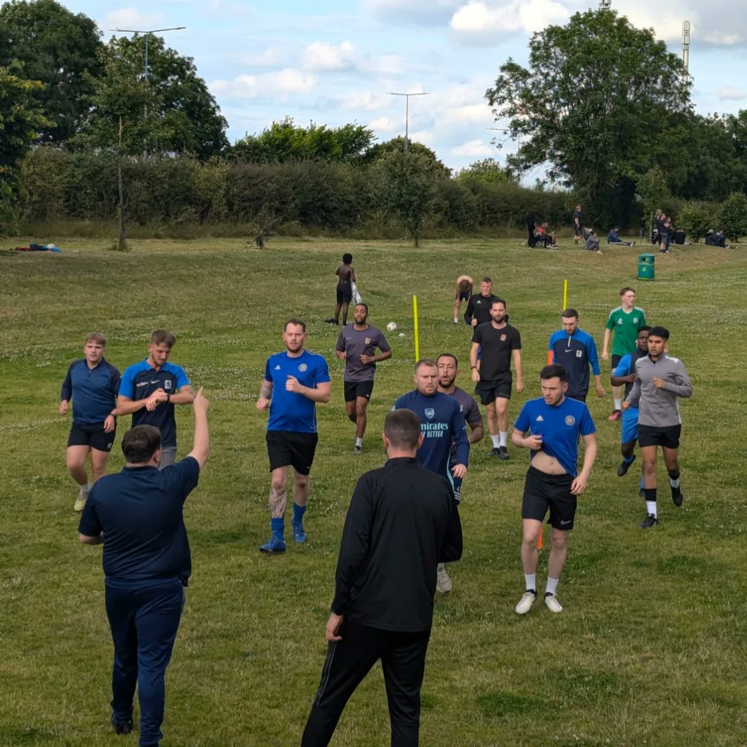 CharlemontStar's tweet photo. It's good to be back ⭐ 

Faces new and old putting the work in at our first pre season session 👏 https://t.co/goaOrGthPE