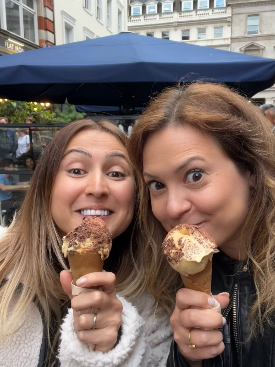 JojoBlockchain's tweet image. Seals Arfing and eating icecream - officially the cutest brain freeze ever 

@wabdoteth wen Icecream? 
Arf Arf

#SealSnackTime #London #Sappy