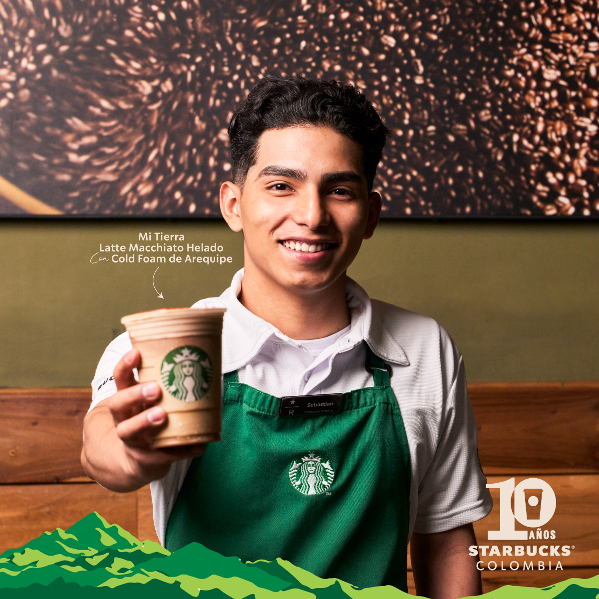 ✨¿Ya probaste Mi tierra Latte Macchiato helado con cold foam de arequipe?✨
Bebida helada que combina el café 100% Colombiano con el dulce sabor del mocha blanco 🤎 con coldfoam de arequipe y decorada con un espiral de caramelo ¡TE VA A ENCANTAR!  🇨🇴

#MiNuevoFavorito #Colombia