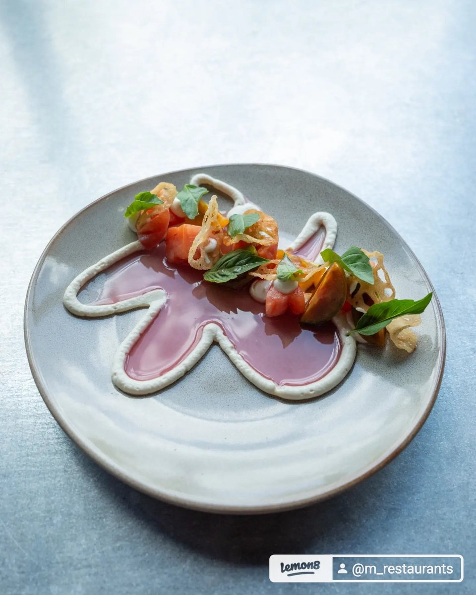 m_restaurants's tweet photo. Seasons dictate ingredients! Tomatoes at its peak in the summer, they are often more vibrant, juicy, and sweet during this time.

*Tomato salad, with Thai basil, roasted garlic, and lotus chips.*

#m_test_kitchen #m_restaurants #tomatoes #summer @m_test_kitchen https://t.co/pPrJEUKyem