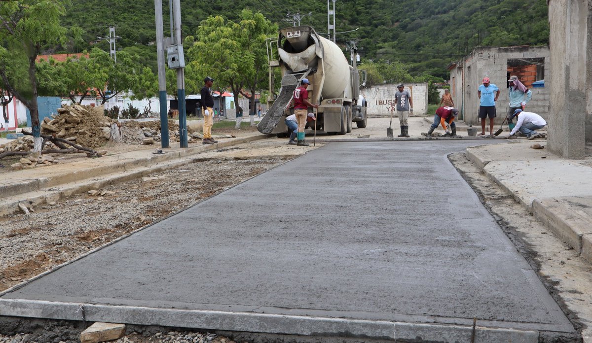 apuertocabello's tweet photo. Este martes continuaron los trabajos de vaciado de concreto en losas de la entrada del sector La Laguna en la Urb. Las Corinas de la parroquia Goaigoaza, trabajos que se llevan a cabo, gracias a la gestión municipal que lidera el Alcalde @JCbetancourt72 #VenezuelaVaPaLante 💪💯 https://t.co/u8DNS0zUC3