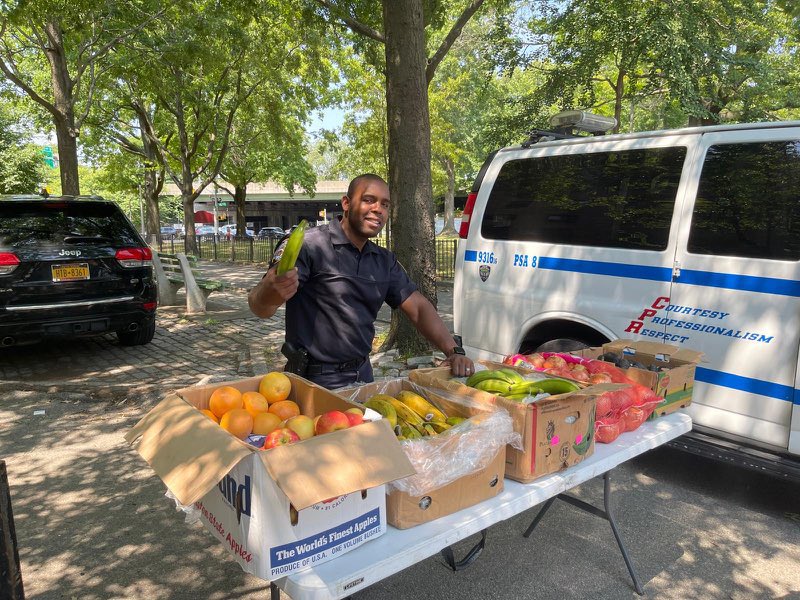 NYPDPSA8's tweet photo. This current heatwave won’t stop our Officers and Monique Johnson from delivering food to our older adults. https://t.co/M6JzTF3emM