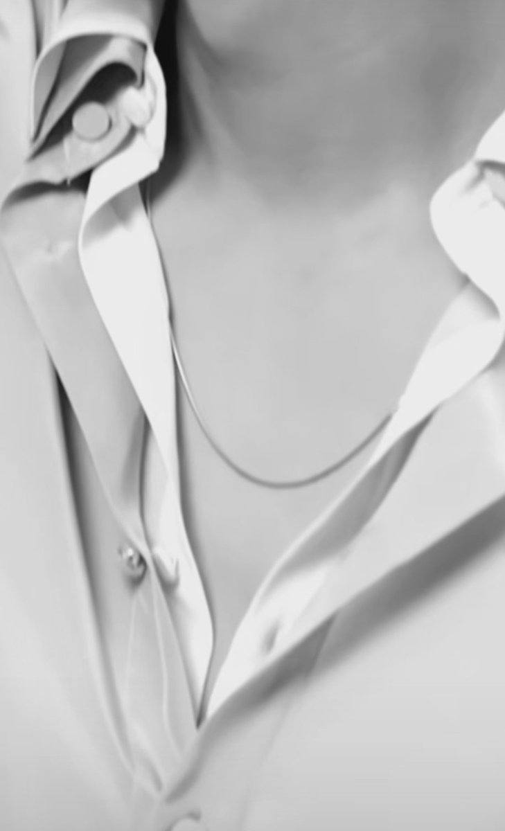 Look at this chain. Só delicate touch. <a href="/actorleeminho/">Lee Min Ho</a>
