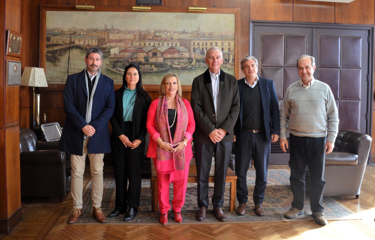 AnpComunicacion's tweet photo. Autoridades de la ANP y del Puerto Santa Fe, Argentina, su Pdte. Daniel Cura y el Gte. Comercial, Diego Scuccimarra, se reunieron a fin de coordinar estrategias futuras de intercambio de información y fortalecer los vínculos con miras a la firma de un Memorando de Entendimiento. https://t.co/vse4jcqNV5