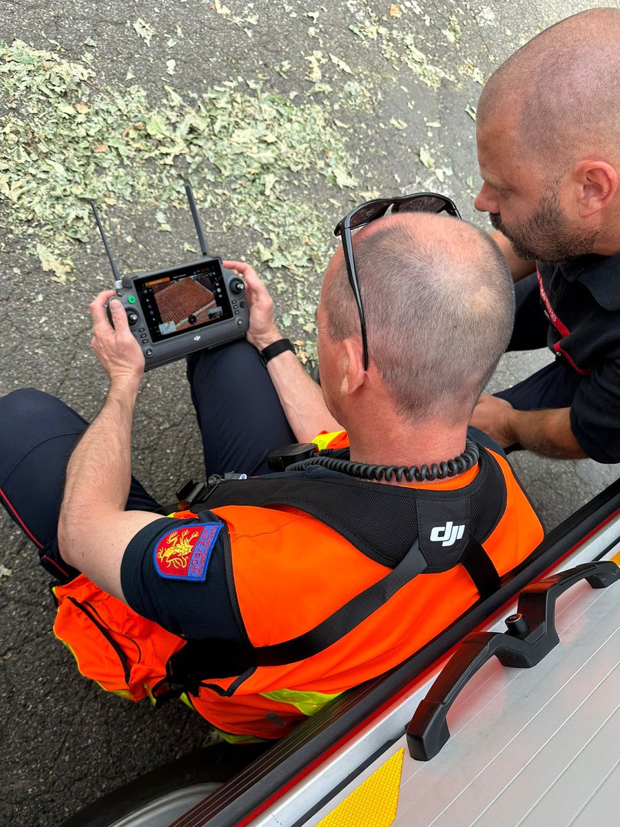 [Renfort extra-départemental]

Ce week-end, les SO lozériens dont 5 personnels de Saint-Chély ont été engagé en Aveyron en renfort des populations sinistrées par les orages de grêles. 

Une unité GRIMP et les 4 VID sont intervenus pour 48h 
 
<a href="/Sdis12/">SDIS de l'Aveyron</a> 
#pompier #lozere #sdis48