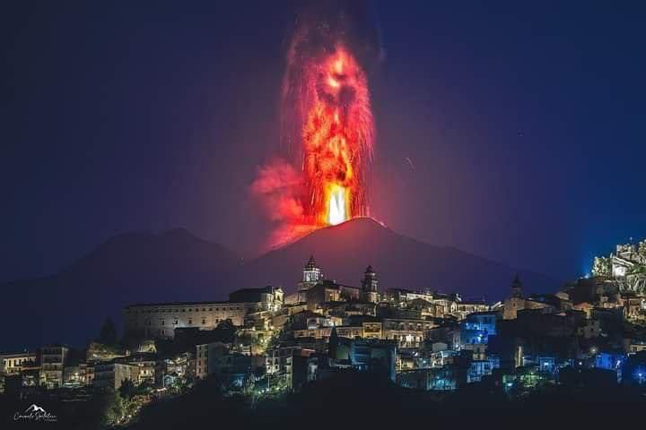 vtv_ecuador's tweet photo. #Mundo: 🛑#Atención | Imágenes de la erupción del #volcán #Etna en Sicilia, #Italia. 🇮🇹 https://t.co/hQlyvIFCXT
