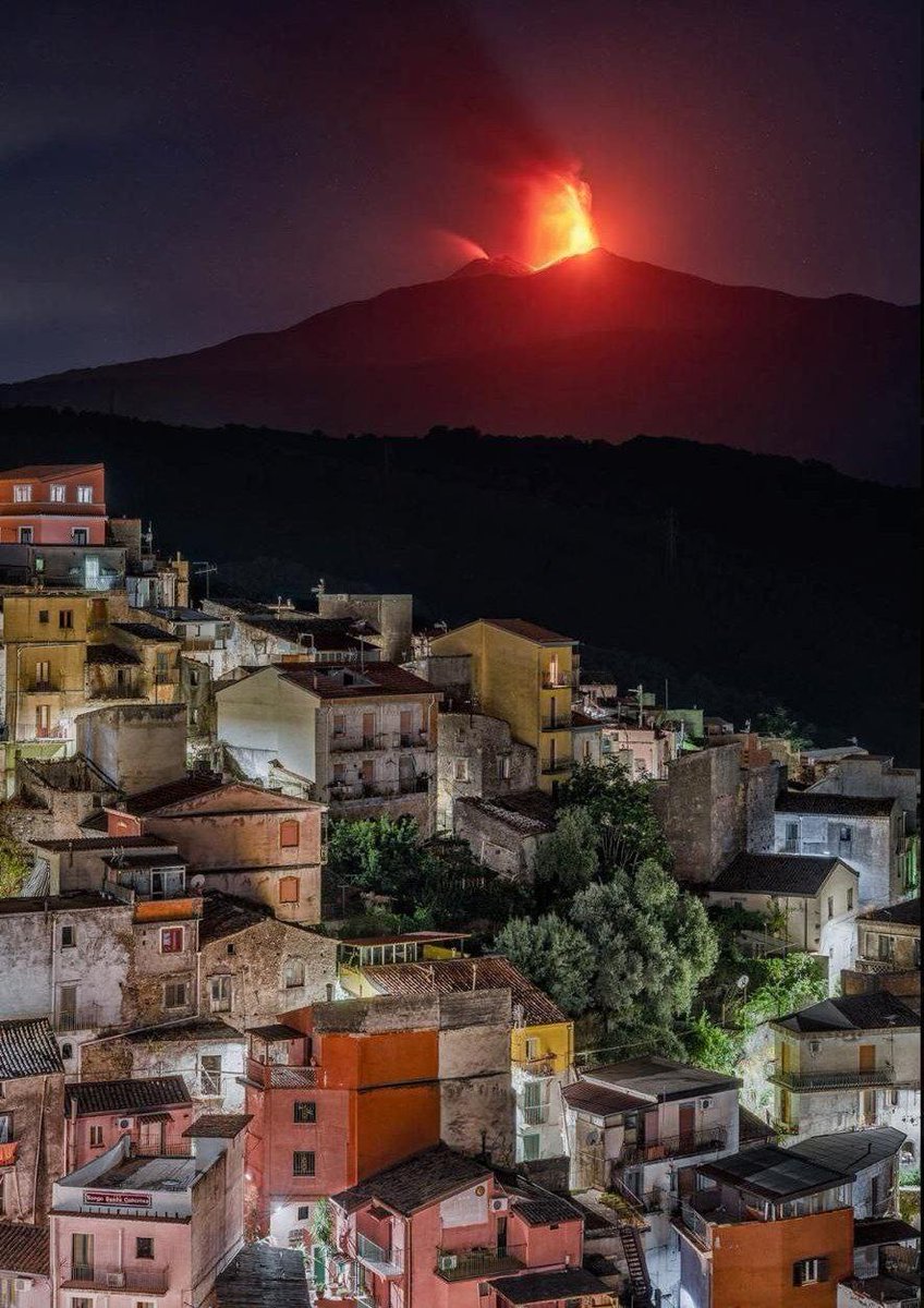 vtv_ecuador's tweet photo. #Mundo: 🛑#Atención | Imágenes de la erupción del #volcán #Etna en Sicilia, #Italia. 🇮🇹 https://t.co/hQlyvIFCXT