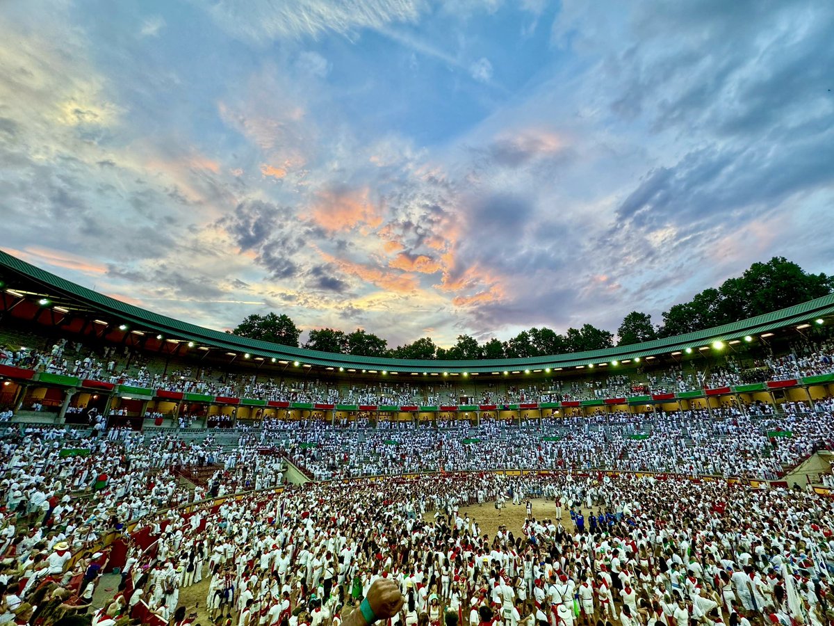 txurtasun's tweet photo. Los sanfermines no son solo encierros, música, gastronomía y juergas. En estos días Pamplona es el mejor estudio fotográfico del mundo donde puedes enfocar las cosas más inverosímiles. 
Viva SF, gora SF!! https://t.co/WsOx1ozEax
