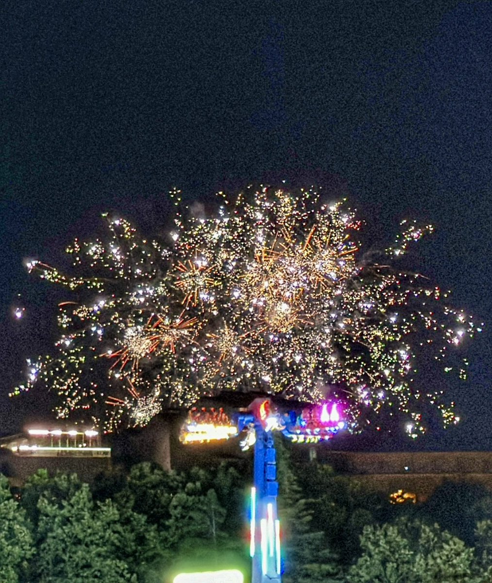 txurtasun's tweet photo. Los sanfermines no son solo encierros, música, gastronomía y juergas. En estos días Pamplona es el mejor estudio fotográfico del mundo donde puedes enfocar las cosas más inverosímiles. 
Viva SF, gora SF!! https://t.co/WsOx1ozEax