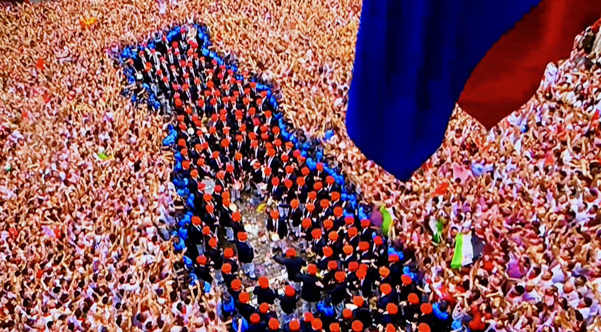 txurtasun's tweet photo. Los sanfermines no son solo encierros, música, gastronomía y juergas. En estos días Pamplona es el mejor estudio fotográfico del mundo donde puedes enfocar las cosas más inverosímiles. 
Viva SF, gora SF!! https://t.co/WsOx1ozEax