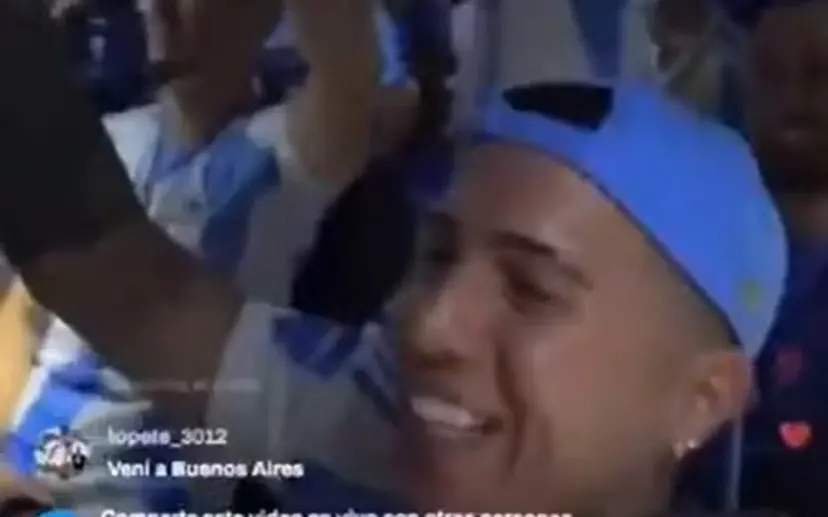 Atitudes racistas e preconceituosas são infelizmente recorrentes no mundo do futebol, principalmente nas arquibancadas.

Mas quando a ausência de punições severas se une a propagação de um discurso como esses DENTRO do ônibus da atual CAMPEÃ MUNDIAL, a pauta se escancara. 🧶