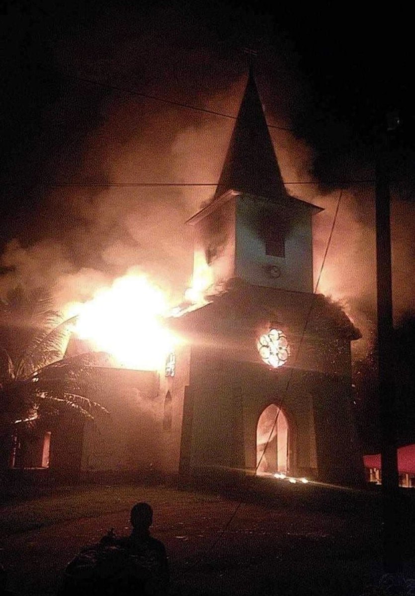En Nouvelle-Calédonie, les émeutiers indépendantistes ont brûlé l'église catholique de Saint-Louis. "La mission catholique, c’est un sanctuaire, c’est un morceau de l’histoire de la tribu, mais aussi de la Nouvelle-Calédonie" disait pourtant Roch Wamytan: lemonde.fr/politique/arti…