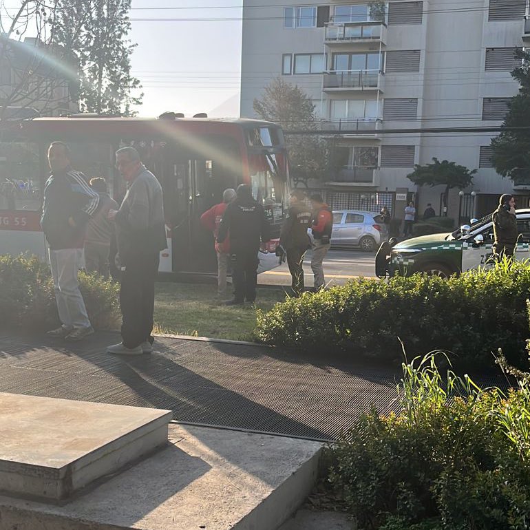 D11Seguridad's tweet photo. ⚡️ Choque de micro contra poste en Apoquindo y Santa Magdalena deja sin electricidad al sector. #LasCondes https://t.co/del88ZBjBn