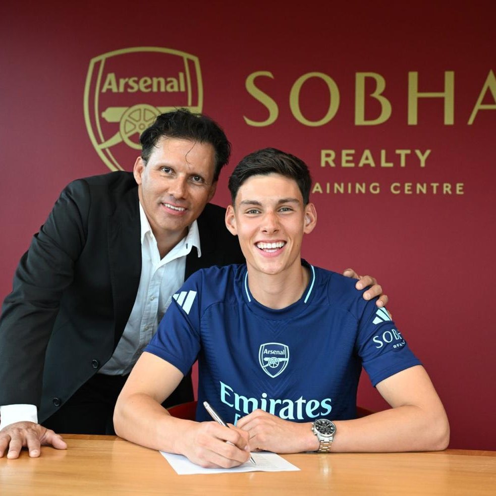 claradeportes's tweet photo. Él es Alexei Rojas, hijo de colombiano y rusa. Segundo futbolista en firmar un contrato profesional con @Arsenal arquero de @FCFSeleccionCol https://t.co/9dSee5huur