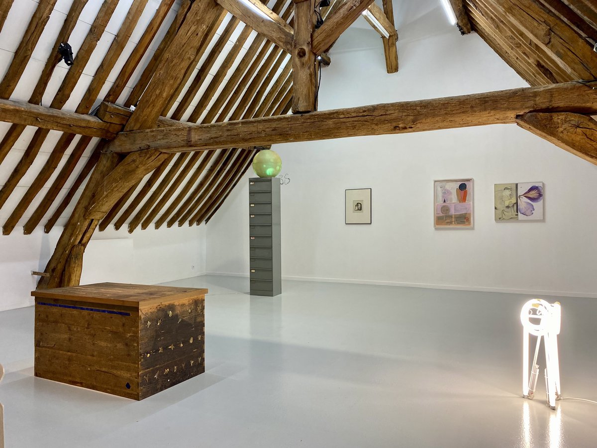 Guiguiii94's tweet photo. Jusqu’au 28 juillet, une mini sélection sans intérêt d’œuvres du Frac IdF, une vidéo historique et décalée assez intéressante du duo américain Mary Reid Kelley et Patrick Kelley et l’expo conceptuelle-perchée du peintre et plasticien irlandais #JustinFitzpatrick (1985-). https://t.co/jO1Nt3XpGS