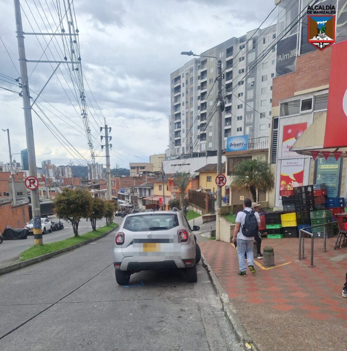 SecMovilidadMzl's tweet photo. Retiramos los #MalParqueados en el sector de #Mabe. Invitamos a los conductores manizaleños a dejar sus #vehículos en espacios habilitados, sin obstruir la movilidad de sus vecinos ni de los que #circulan por la zona. https://t.co/TJ0QSlYegy