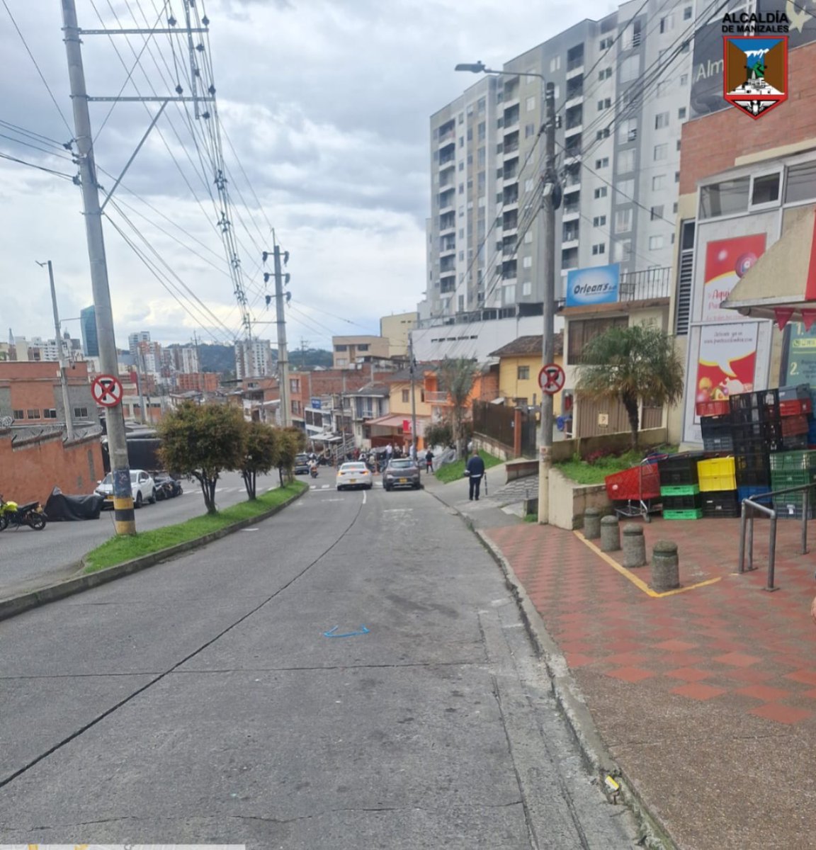 SecMovilidadMzl's tweet photo. Retiramos los #MalParqueados en el sector de #Mabe. Invitamos a los conductores manizaleños a dejar sus #vehículos en espacios habilitados, sin obstruir la movilidad de sus vecinos ni de los que #circulan por la zona. https://t.co/TJ0QSlYegy