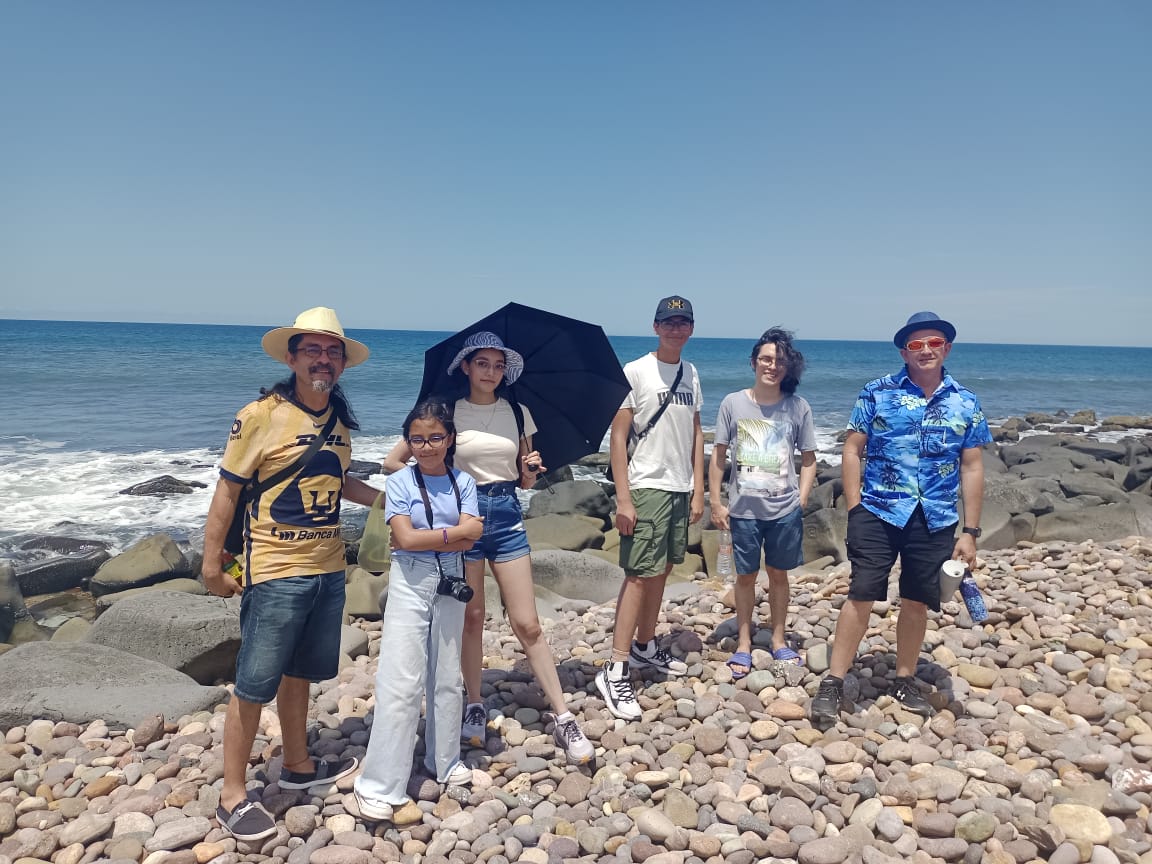Con la familia, de visita en <a href="/LasLabradas/">Zona Arqueológica Las Labradas</a>