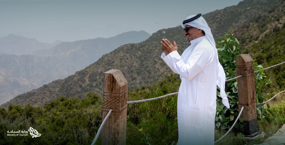 Saudi_MT's tweet photo. جانب من زيارة معالي وزير السياحة
@AhmedAlKhateeb
 لأهم القرى التاريخية والسياحية بمنطقة عسير والتي شملت قرية طبب ومواقعها التراثية، ومنتزه هام السحب أحد الوجهات التي تمتاز بأجواءها الباردة وجبالها الشاهقة.
 #صيف_السعودية 
#تراها_أبرد https://t.co/tpdcDWI03c