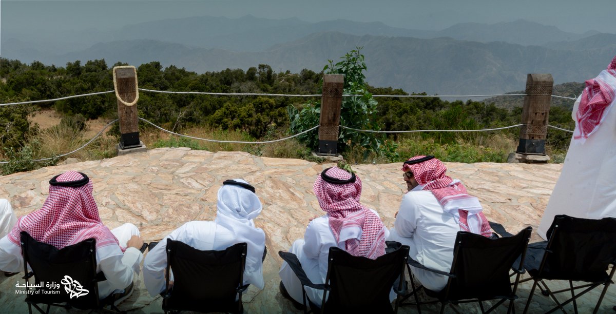 Saudi_MT's tweet photo. جانب من زيارة معالي وزير السياحة
@AhmedAlKhateeb
 لأهم القرى التاريخية والسياحية بمنطقة عسير والتي شملت قرية طبب ومواقعها التراثية، ومنتزه هام السحب أحد الوجهات التي تمتاز بأجواءها الباردة وجبالها الشاهقة.
 #صيف_السعودية 
#تراها_أبرد https://t.co/tpdcDWI03c