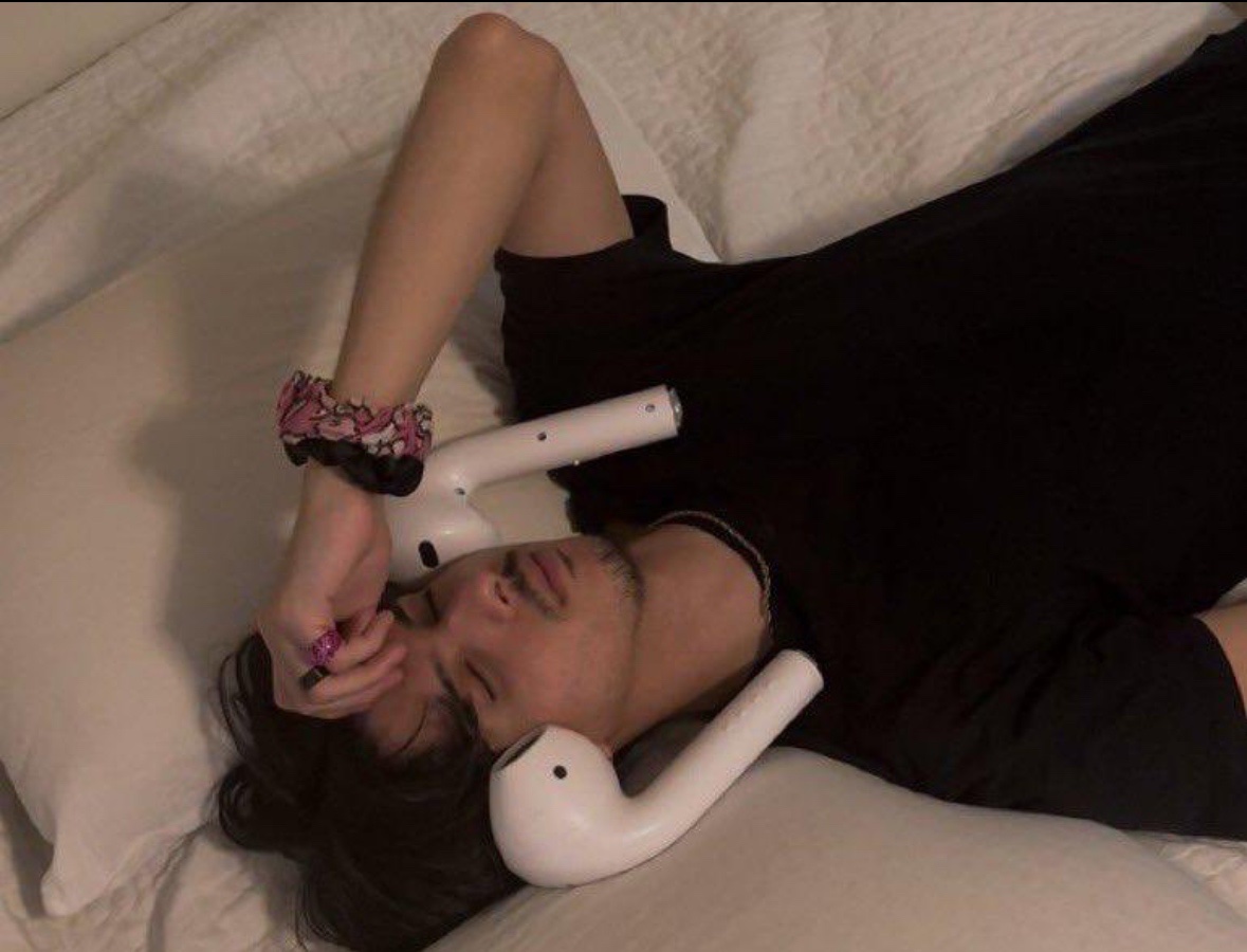 yeni takıntı yaptığım şarkıyı bu gün 1822882828228 kez dinliyorum