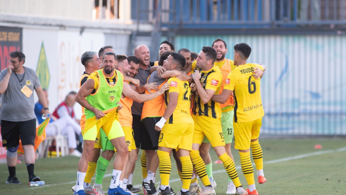 AndorreFootball's tweet photo. Bonne soirée à tous les amis ! 🌃😗

De notre côté, ça va fêter cette victoire comme il se doit, avec de bons pichets de bière fraîche 🍻✌🏼
@UEStaColoma t'estimi meu amor https://t.co/TyzPMGJWFM