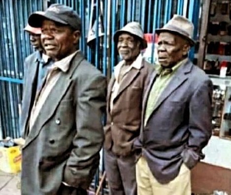 hussein__abdul's tweet photo. Hatumtaki aende zake atuachie timu yetu😂😂 https://t.co/HhgRg0jI9c