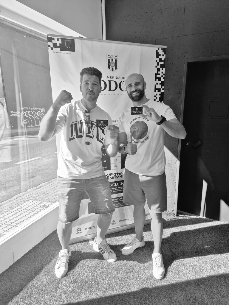 pacovadillo's tweet photo. 💪🙌 Pues todo al blanco y negro un año más ! ⚪🌑⚽ Abonados! #ElMéridaDeTodos @nono_sanchez @Merida_AD https://t.co/Te4wfE8UwI