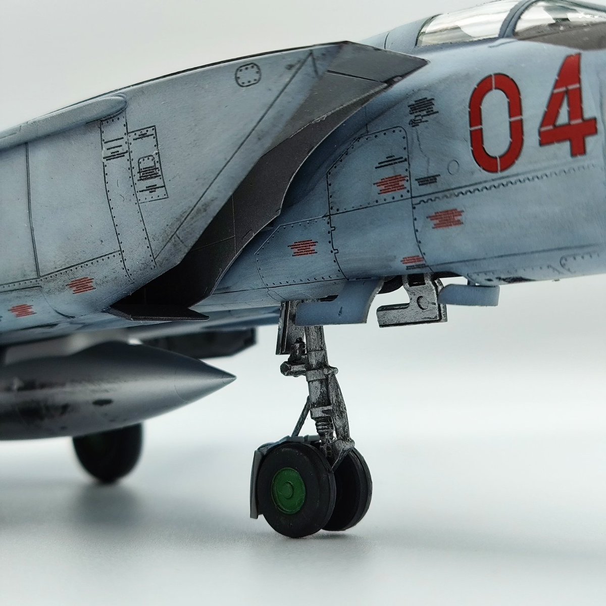 PizzaOnDaRoof's tweet photo. Just finished this menacing looking mig25 from revell in 1/72!!!
#JFFJET #JFFScalemodels https://t.co/E1VpJ8QsHX