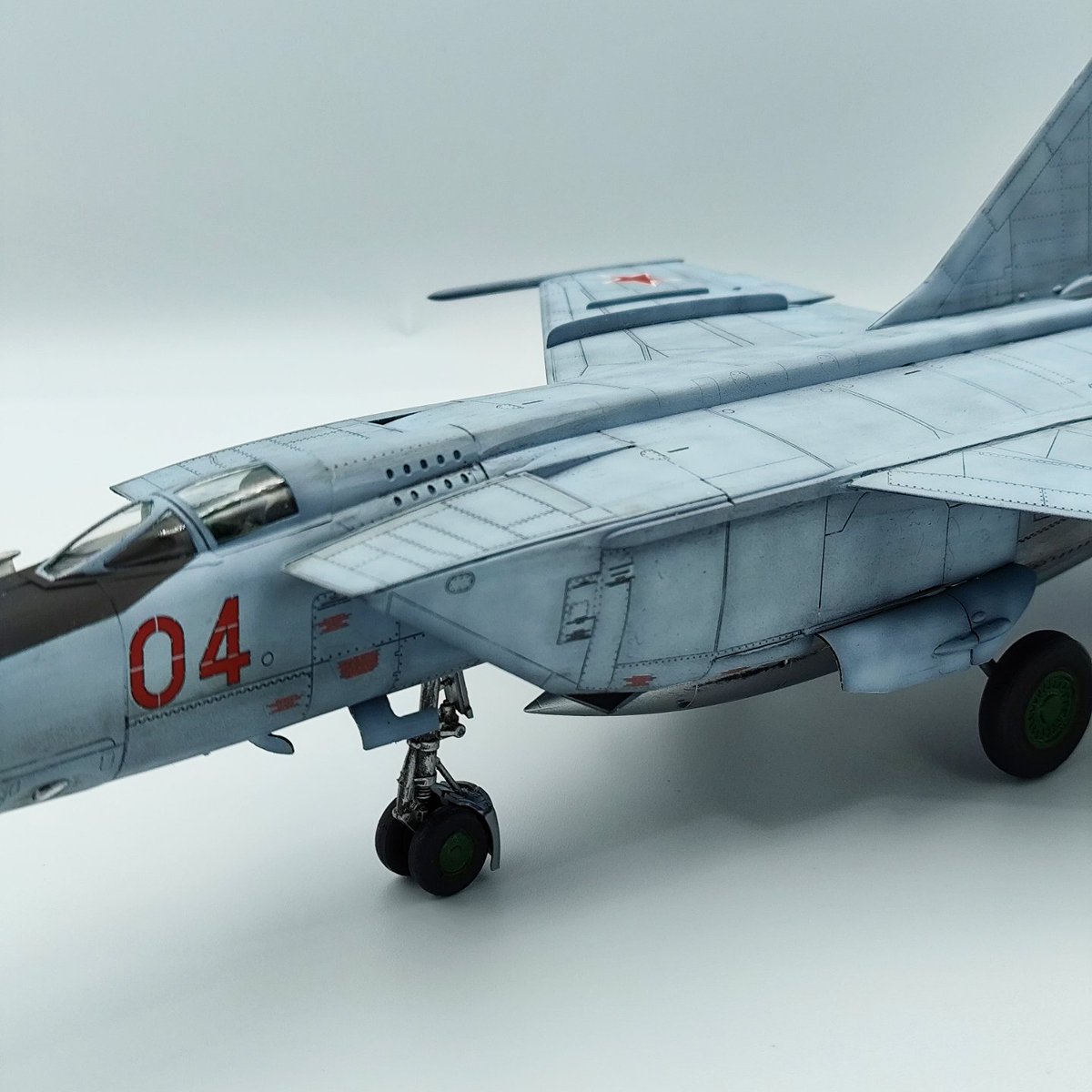 PizzaOnDaRoof's tweet photo. Just finished this menacing looking mig25 from revell in 1/72!!!
#JFFJET #JFFScalemodels https://t.co/E1VpJ8QsHX