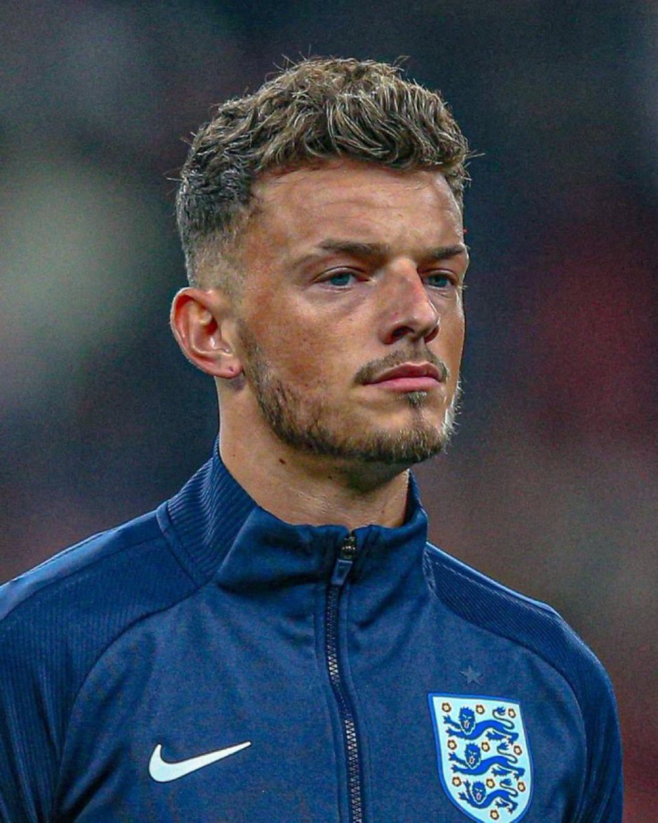 Footballtweet's tweet photo. England’s new right-back now that Gareth Southgate and Steve Holland have left? 🤔🏴󠁧󠁢󠁥󠁮󠁧󠁿 https://t.co/lMrHW0WoTt