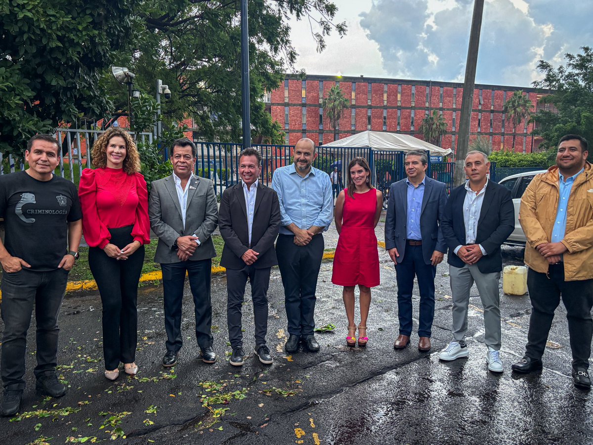 AlbCastellanos's tweet photo. Ayer, en el #NuevoCUGDL, recibimos la visita del Rector General @rvillanueval , del Gobernador electo @PabloLemusN y el Alcalde interino de Guadalajara, @FcoRmzSalcido Discutimos el emocionante inicio de este centro universitario. https://t.co/s4LjMILdXX
